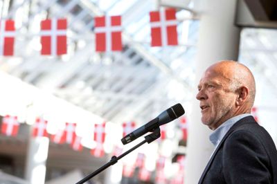 Direktør Anders Hust, der havde indpiskerens rolle i initiativgruppen bag den overdækkede gågade, kom i sin tale med en opfordring til borgerne i Ikast om at handle lokalt. Stærke kræfter arbejder i øvrigt på en opgradering af Strøgcentret, og lykkes det at få alle gode kræfter til at trække i samme retning,som i starten af 90'erne, er der håb om, at kunderne kan møde et forynget Strøgcenter, når der næste sommer fejres 26-års fødselsdag. ?Foto: Tom laursen