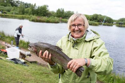 Jonna Laursen fra Bording var på sin første fisketur som voksen, og hun hev denne krabat i land. Foto: Tom Laursen