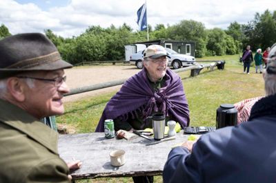 Lars Ove Pedersen fra Ikast fik sig en ufrivillig vandgang, men holdt alligevel humøret højt og fiskede og hyggede videre, da han havde fået en tør trøje og et tæppe om sig. ?Foto: Tom Laursen