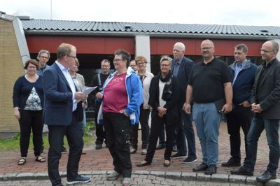 Formanden for Teknik- og Miljøudvalget i Ikast-Brande Kommune, Henrik Engedahl (V) får her en pæn bunke protester mod en fælleskommunalt vindmølleprojekt overdraget af talskvinde Lene Fangel. ?Foto: Flemming Thulstrup