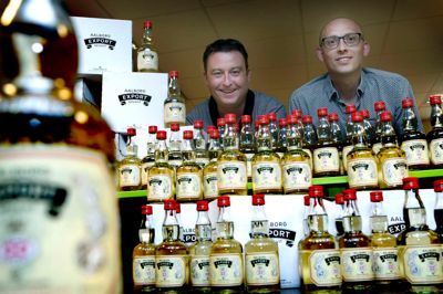 Samdi's direktør Vagn Kristensen og distributionsmedarbejder Lars Thing er klar til at dele de mange flasker snaps ud til 700 plejecentre.