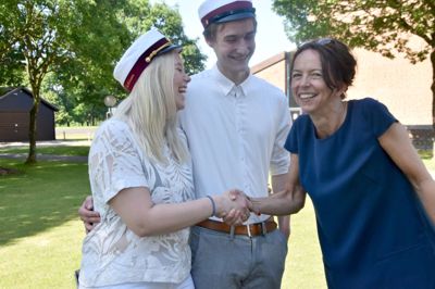Rektor Marianne Dose Hvid ønsker kæresteparret Michelle Mathiesen og Nicklas Christiansen til lykke med huen ?Foto: Steen Hebsgaard