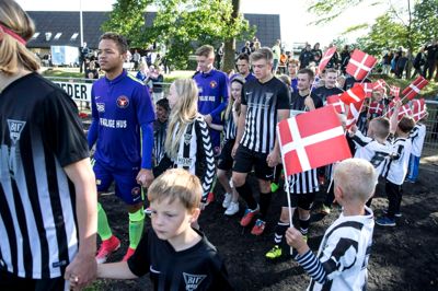 Brande IF har i årevis samlet sammen til en kunstgræsbane - og i aftes blev den indviet med opvisningskamp mellem Brande IF og FCM. Foto: Tom Laursen