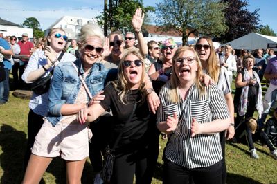 Der blev udvekslet hilsner, knus, kram og ikke mindst alskens former for skål, da Ikast mødtes til årets store familie- og havefest - her under koncerten med Anne Linnet. ?Foto: Tom Laursen
