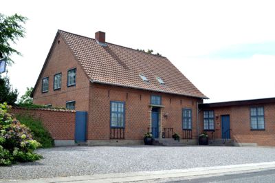 Bygningen på Bredgade i Bording har i 90 år fungeret som lægehus. Fra den 1. juni i år er det udelukkende en privat bolig for lægerne Hanne og Søren Kampmann ?foto Laila Kempel