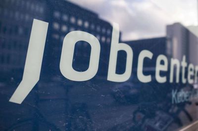 Man skal ikke forvente at komme til at hænge længere end absolut nødvendigt i arbejdsløshedskøen. Ikast-Brande sætter endnu mere fokus på at få folk i arbejde for blandt andet at spare penge foto arkiv