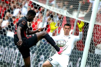 Paul Onuachu forsøger at score på Lyngby-keeper Jesper Hansen - måske bliver de nu holdkammerater. Foto: Tom Laursen