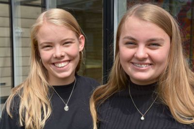 - Det var et megastort arbejde at planlægge det hele. Vi har nok brugt to timer hver aften i en uge, fortæller Caroline Hyldig Timm og Josefine Bøgedal Kongsgaard, som havde taget initiativet til brylluppet og stod for det meste af planlægningen sammen med en håndfuld hjælpere. ?Privatfoto