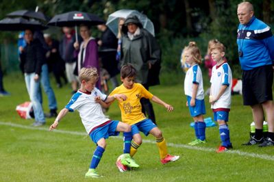 Ikast Cup med 3000 deltagere.
Vi fulgte kampene: U8 drenge Ikast FS mod Skibsby-højene fra Hjørring, U12 drenge Ikast KFUM mod Thorsager, Rønde og U9 piger Ikast KFUM mod Nibe boldklub.
Foto: Flemming Hansen