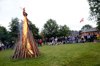 Bording FDF og Bording-Christianshede Menighedsråd holdt Sankt Hans fest.
Tante Andante underholdt med sang, musik og sjove fortællinger og der var båltale ved byrådsmedlem Inge Dinis.
Foto: Flemming Hansen