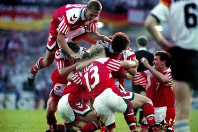 De danske spillere jubler efter at Kim Vilfort har scoret til slutresultatet 2-0 i finalesejren på Nya Ullevi Stadion i Göteborg. Den 26. juni 1992 vandt Danmark EM i fodbold med en 2-0 sejr over Tyskland. Finalen blev spillet i Göteborg, og målene scoret af John 'Faxe' Jensen og Kim Vilfort. (Lars Poulsen/Ritzau Foto/arkiv)