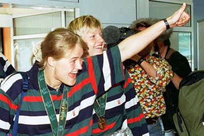 Fire år efter EM-guldet i fodbold blev Tonje Kjærgaard hjemme i Ikast hyldet efter håndboldlandsholdets OL-triumf i Atlanta 1996. Foto: Eigil Thomsen
