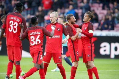FC Midtjylland vandt uden de store problemer 6-1 over Derry City torsdag aften. Her fejres Jakob Poulsens 3-0-scoring, der blev sat ind på straffespark. Foto: Henrik Ole Jensen