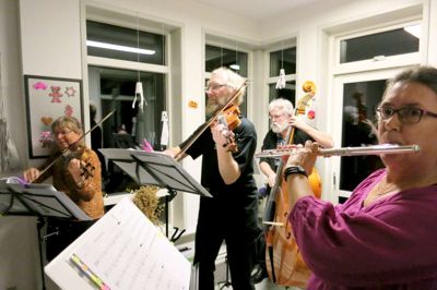Klosterlundgård ved Engesvang fik omkring 70 gæster i forbindelse med kulturnatten i fredags. Folkemusikgruppen »Snuptaw« spillede op til dans og høstgilde. Privatfoto