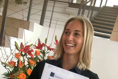 Sådan ser en glad nyudklækket kandidat ud, som netop er blevet kåret til årets dimittend på Herning-Ikast-egnens eneste længere videregående uddannelsesinstitution: Ikastpigen Nadia Bentzen. ?Privatfoto
