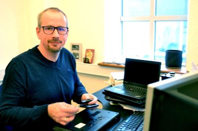 Brian Rostved fra Ikast har besluttet at prøve livet som selvstændig iværksætter. Han er lidt af en IT-nørd. Han opkøber brug IT-udstyr som han renoverer og sælger videre, men rykker også gerne ud, hvis computeren ikke virker optimalt ?foto laila kempel