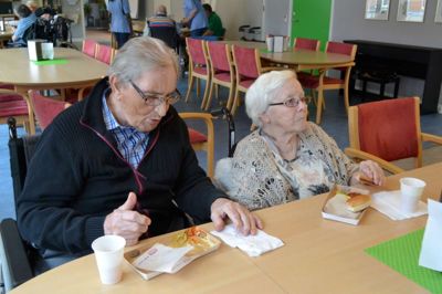 Ally Mosegaqard og Tage Madsen fandt tid til at mindes deres tid i tekstilbranchen, mens de nød den specielle sommerfrokost fra pølsevognen ?foto Laila Kempel