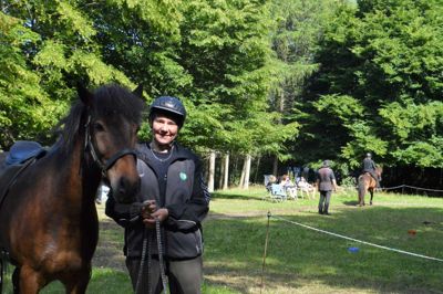Bonnie Overby sammen med sin Loki, mens de venter på at få undervisning af Kjeld Bogø, der ses i baggrunden, hvor han underviser Bente Andersen fra Randers på »Drengur«. ?Foto: Flemming Thulstrup