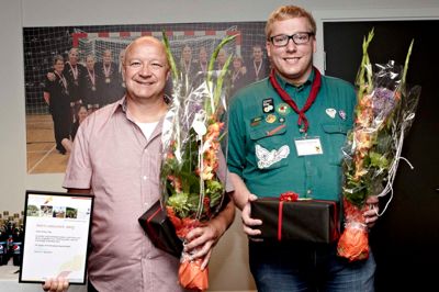 Et glimt fra en tidligere kåring, hvor Steen Sørensen fra Ikast FS Håndbold og Steffen Riber Tolstrup fra KFUM-spejderne i Ikast var nomineret som Årets Ungleder. Prisen gik til håndboldlederen til venstre.