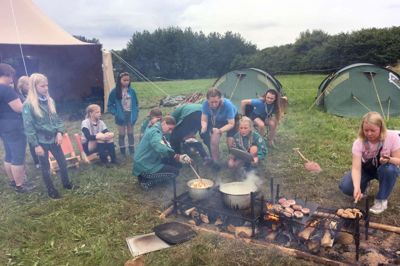 Der er gang i lejrbålet, hvor aftensmaden tilberedes foto Malene Bechmann Christensen/Bithe Prangsgaard