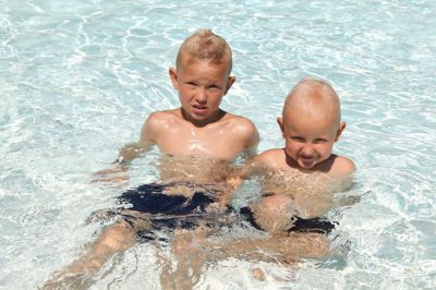 Julius og Linus Würtz i vandet i Engesvang Friluftsbad.