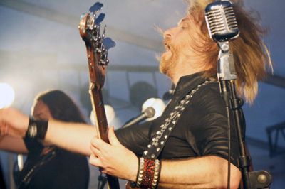 Bassisten Carsten Pedersen fra Kings of Rock står sjældent stille. Foto: Kim Kristensen