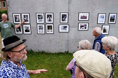 Børn fra kommunen har med fotograf Britta Egebjerg fra Vejle som projektleder taget en række foto i en imponerende kunstnerisk kvalitet. Børnene deltog gennem Aktiv Sommer, og der var venteliste til aktiviteten. Jørn Deleuran