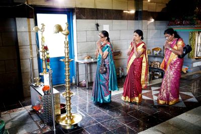 Lørdag samledes 2500 tamilere til en kæmpe sommerfest ved hindutemplet Sree Abirami Amman Temple, som er tilegnet gudinden Abirami.
Foto: Flemming Hansen