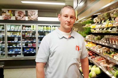 Ole Møller har været uddeler i Engesvang i 10 år, og det skal fejres. ?Privatfoto