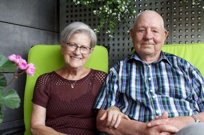Inga og Karsten Månsson på terrasen i lejligheden i Midtjyden. ?Foto: Kim Kristensen