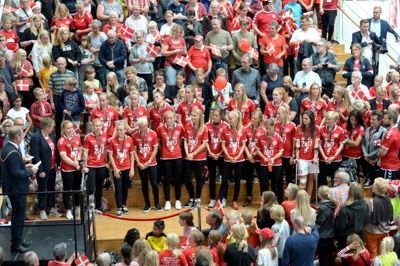 Viborg Rådhus er mandag fyldt med fans, der vil gratulere fodboldkvinderne med sølvmedaljen ved fodbold-EM. Foto: ritzau/Ernst Van Norde