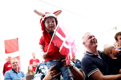 Dannebrog, klaphatte og enorme forventninger. ? Foto: Flemming Hansen
