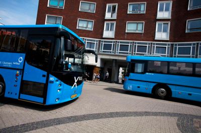 Regionen havde tænkt sig at spare 35,8 millioner kroner på driften primært af busser, der ikke krydser kommunegrænser. I stedet skulle kommunerne selv betale. Men protester har fået et massivt flertal i regionsrådet til at ændre holdning, så spareforslaget står nu til at blive udskudt. PR-foto: Midttrafik