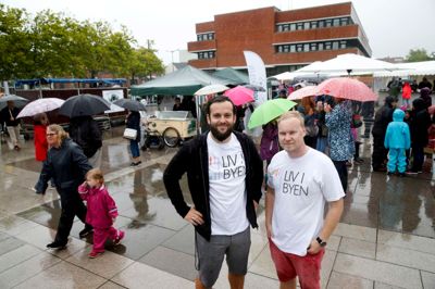 På trods af regnen var der alligevel smil at spore hos Benjamin Piechnik (t.v.) og Simon Vanggaard fra »Liv i byen«, da fødevaremarkedet indtog Torvet i Ikast lørdag, hvor mellem 1500 og 2000 kiggede forbi. I løbet af dagen, blev der uddelt 800 kopper kaffe. Foto: Flemming Hansen