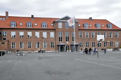 Selvom det oprindeligt var planen at lokalerne på Vestergade ikke skulle bruges til skole efter sommerferien, er der dog alligevel børn på skolen. Omkring 260 elever fra Østre Skole holder i dette skoleår til i lokalerne grundet ombygning. Foto: Aske Visser Ottosen