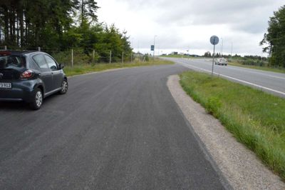 Der er helt kommet helt ny asfalt på den rasteplads, der nu forsøgsvist bliver lukket de næste seks måneder. I baggrunden ses en af de rundkørsler, som man gerne vil have udsmykket. ?Foto: Flemming Thulstrup