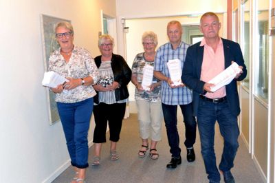 Birgit Worm, Kamma Ebsen, Inger Schultz, Carsten Dalgaard og Frank Heidemann på vej ud med foldere omkring opstillingsmødet til ældrerådet den 6. september foto laila Kempel
