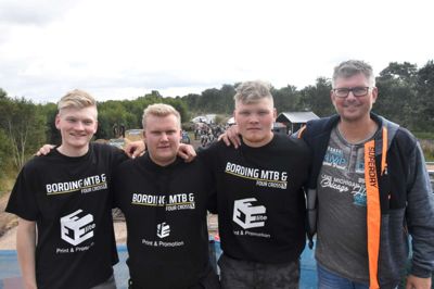 De fire ildsjæle, som har knoklet for sagen i Bording - fra venstre Sebastian Larsen, Simon Kring, Christian Morgen Larsen og farmand Hans Larsen. Nu er der chance for at de kan vinde en stor pris. ?Foto: Steen Hebsgaard