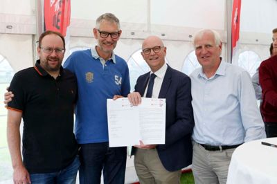 Ikast-Brande kommune, DIF og DGI har indgået ny ambitiøs aftale om at borgerne skal i bevægelse. Fra venstre Lars Engeborg, formand DGI Midtjylland, Søren Møller, formand DGI, borgmester Carsten kissmeyer og Niels Nygaard, DIF ?foto Henrik Ole Jensen
