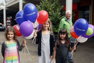 Kusinerne Carlas og Johanne Lauridsen, Tulstrup, og Alma Lauridsen fra Ikast fik samlet så mange balloner, at de var lige ved at lette.