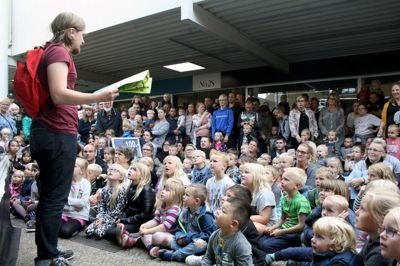 Et lille udsnit af de mange mennesker, der kom til showet med Brandmand Sam og hans unge ven, der her forsøger at få børnenes hjælp til at finde byen Pontypandy, hvor brandstationen ligger.