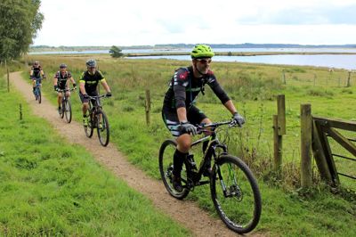 Fra Engesvang Motion trillede (forrest) John Junk-Eriksen, Søren Abildgaard, Michael Lindved og Jørgen Christensen ud på en mountainbike-tur, som andre kunne deltage i på en af Naturstyrelsens cykler. Foto: Adam Haff