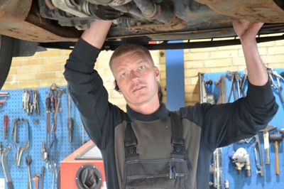 Auto Allan - Allan Kristensen i Isenvad markerer på fredag sine første ti år som selvstændig med eget værksted i Isenvad ?foto Laila Kempel