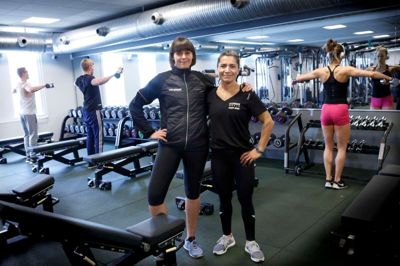 Mette Back (t.v.) og Sevim Genc er henholdsvis centerleder og assisterende centerleder i Fitness World i Strøgcenteret Foto: Henrik Ole jensen