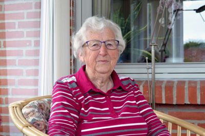 Bertha Kousgaard fylder 90 år - er rask og rørig og passer helt sig selv uden hverken havemand eller rengøringshjælp. Man skal holde sig igang...er livsfilosofien, der kun suppleres af en daglig vitaminpille. Foto Laila kempel