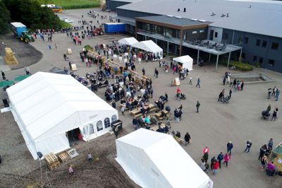 Gårdspladsen foran hallerne fungerede som centralt torv, hvor der var mulighed for bespisning samt smagsprøver og salg af gårdens varer.