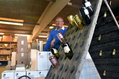 Kurt Larsen er den ene af duoen bag vinfirmaet Winepartner, der inviterer indenfor i deres nye lokaler på Orionvej i weekenden ?foto laila Kempel