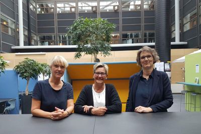 Virksomhederne har for andet år i træk stemt Ikast-Brandes jobcenter til en topplacering. De tre kvinder på billedet løfter sløret for lidt af succesen. Fra venstre ses arbejdsmarkeds- og borgerservicechef Charlotte Sørensen, byrådsmedlem og formand for Arbejdsmarkedsudvalget Birthe Sørensen (S) samt På tværs-direktør Karen Heebøll. ?Foto: Thomas Vang Nielsen