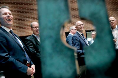 Der var glæde på rådhuset, da Dansk Industri (DI) kom på besøg for officielt at overrække prisen som den kommune i Danmark, der har det bedste erhvervsklima. Til venstre i billedet ses de to prisoverrækkere, Kent Damsgaard, Vicedirektør i DI, og Claus Arberg, formand for DI Midt Vest. Gennem vinderskulpturen ses Ikast-Brande Kommunes borgmester Carsten Kissmeyer. ?Foto: Henrik Ole Jensen