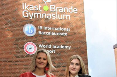 Mathilde Josephine Holm Jensen (th) og Sofie Amalie Hedeby Haahr - IB-elever på Ikast-Brande Gymnasium.
Foto: Line H. Ottosen